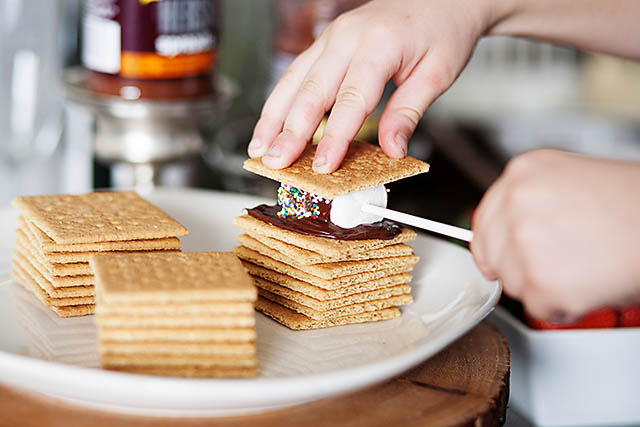 An awesome dessert bar in less than 15 minutes using Hershey's™ Spreads