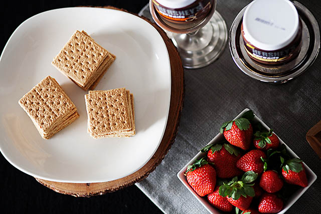 An awesome dessert bar in less than 15 minutes using Hershey's™ Spreads