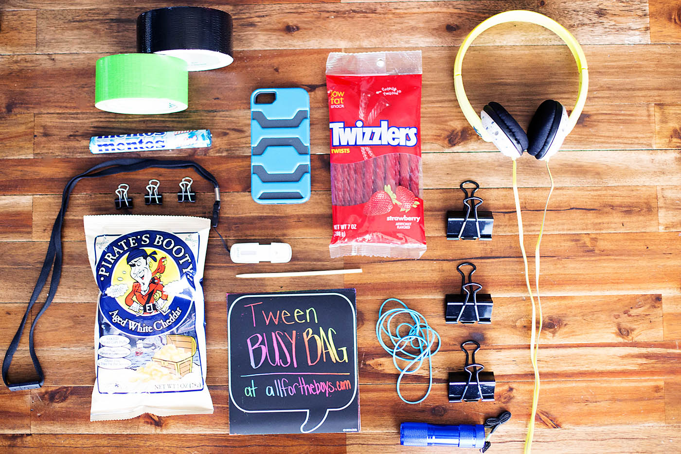 Tween busy bag - interesting ideas and things to pack to keep tweens busy!