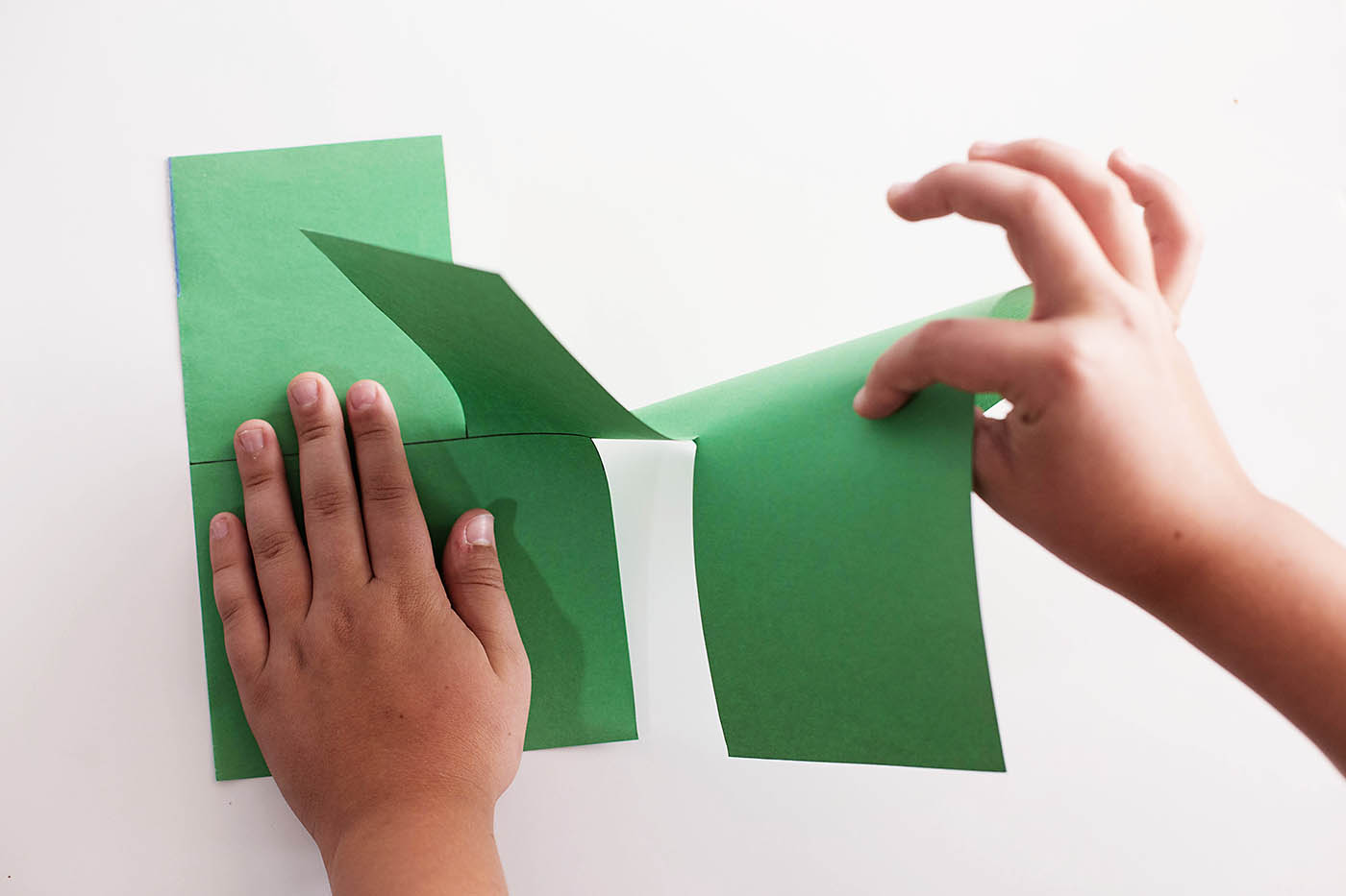 Easy paper illusion, fun "trick" for the kids to impress their friends!