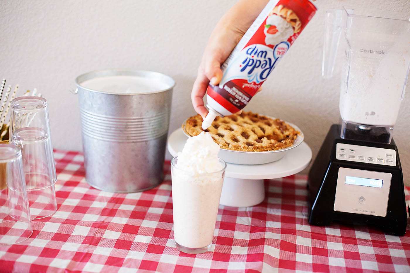 Picnic party with apple pie shakes - perfect for summer!