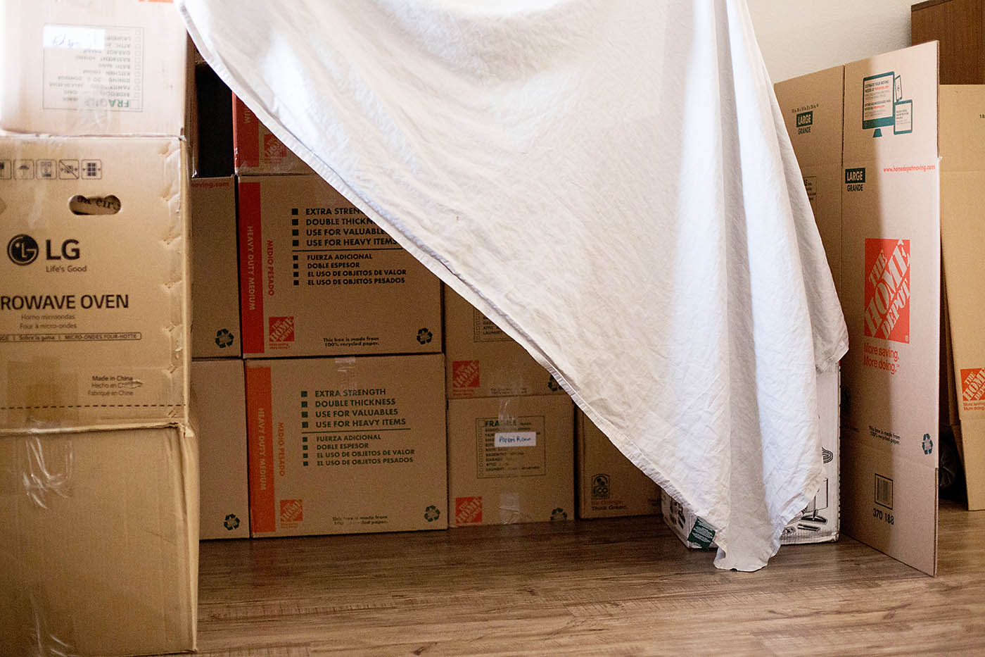 Easy moving box and sheet fort
