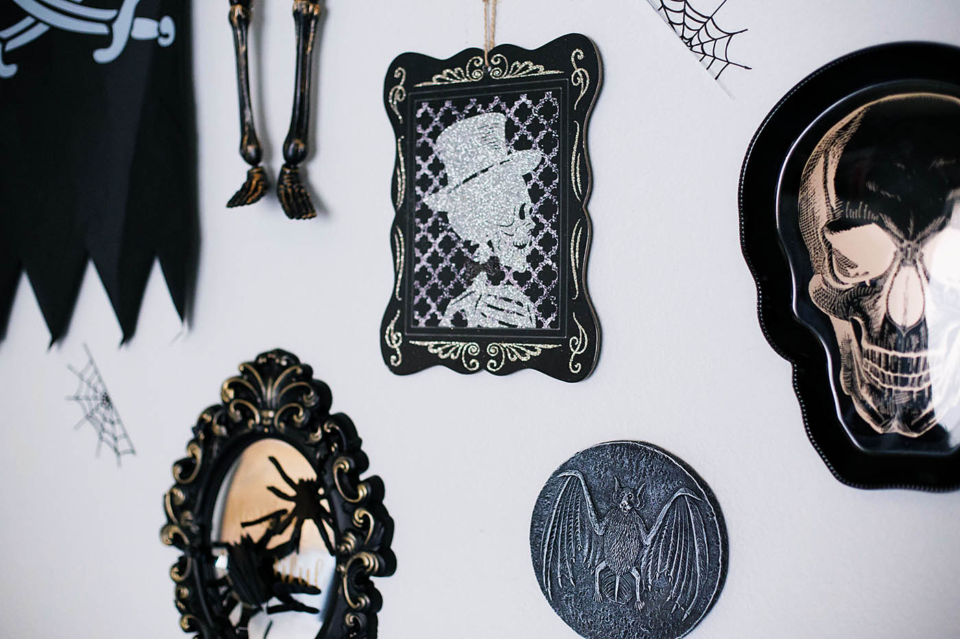 10 inexpensive ways to decorate a teen's room for Halloween