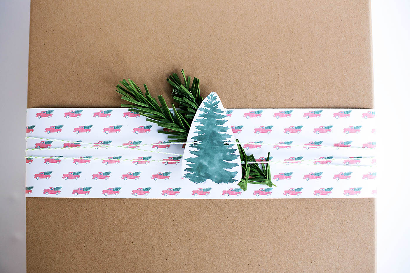 Choose and wrap a perfect useful gift for the tech savvy Dad in your life + free printable wrapping paper!