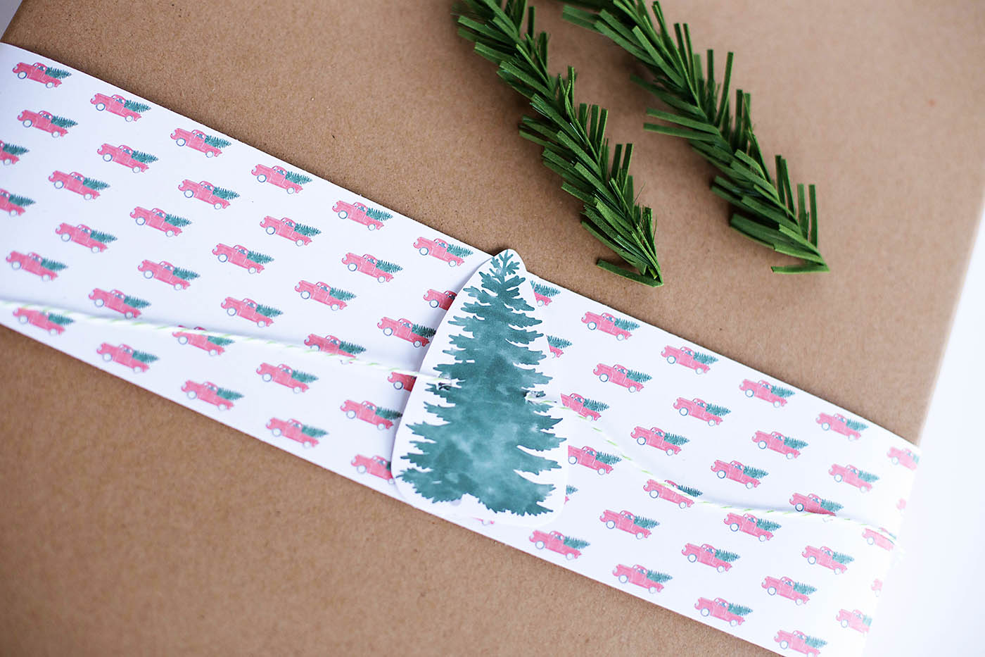 Choose and wrap a perfect useful gift for the tech savvy Dad in your life + free printable wrapping paper!