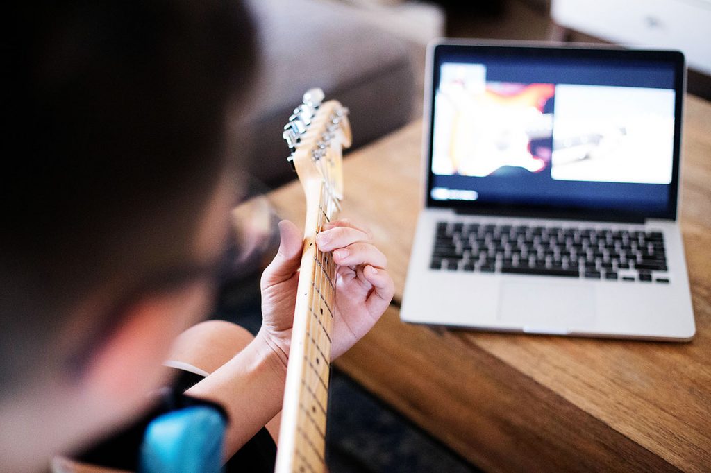 How to learn to play guitar online