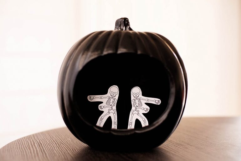 No-Carve Flossing Skeleton Pumpkin DIY no-carve flossing skeleton pumpkin #halloween #nocarvepumpkin #pumpkin